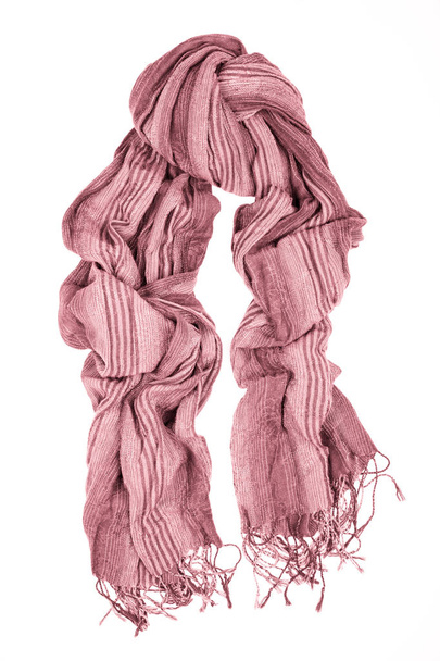 Рожевий вовняний шарф ізольований на білому тлі
. - Фото, зображення