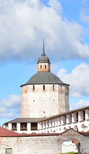Fortress tower of Kirillo-Belozersky monastery by day. - Fotografie, Obrázek