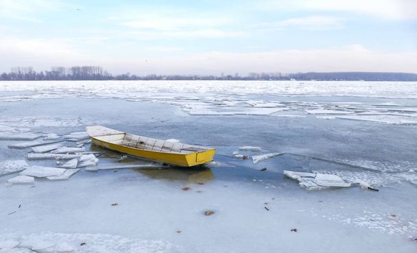 Rio Danúbio congelado em Belgrado, Sérvia
 - Foto, Imagem