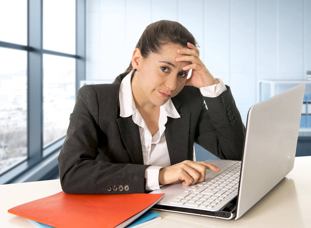femme d'affaires portant costume d'affaires travaillant sur ordinateur portable à la salle de bureau moderne
 - Photo, image