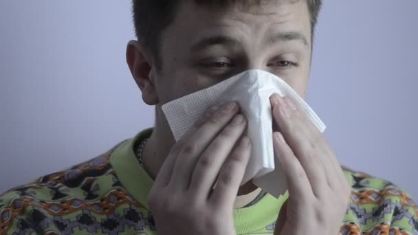 Jonge man met koud waait haar neus - Video