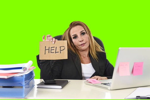 empresaria sosteniendo ayuda signo de trabajo desesperado en el estrés aislado croma verde clave
 - Foto, Imagen