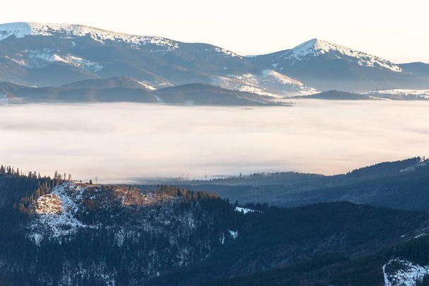 montagnes brumeuses sur la station de ski
 - Photo, image