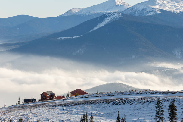 mistige bergen op ski-oord - Foto, afbeelding