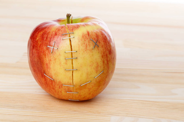 Pomme cassée, réparée comme un sourire mort
 - Photo, image