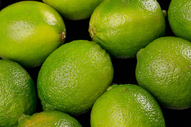 Fresh bunch of green Mexican limes - Foto, Bild