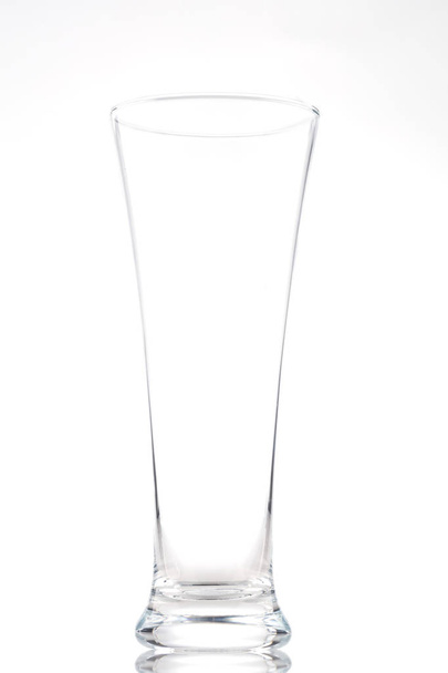 Tiro comercial de un vidrio transparente delgado alto
 - Foto, Imagen