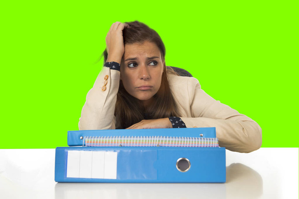 ストレスやオフィス デスク分離クロマキー画面で頭痛に苦しんでいる女性実業家 - 写真・画像