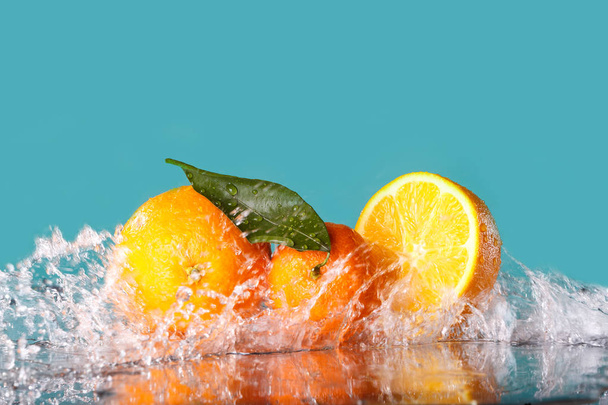 frische Orange mit Wasserspritzer auf grünem Hintergrund - Foto, Bild