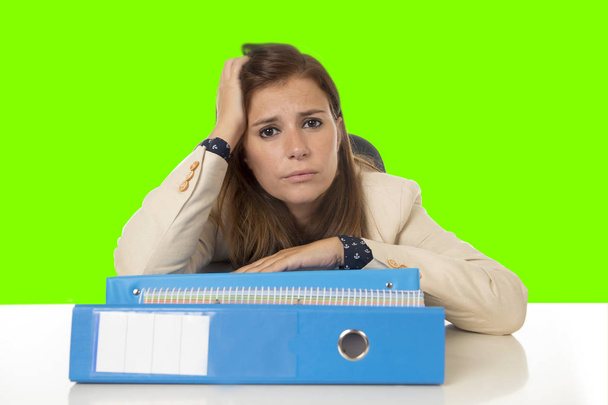 femme d'affaires souffrant de stress et de maux de tête au bureau écran chromatique isolé
 - Photo, image
