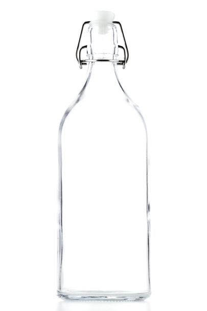 Frasco de vidro vazio transparente com um fecho de metal em um fundo branco
 - Foto, Imagem