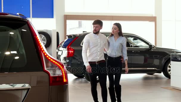 Ehepaar spaziert zum Autohaus - Filmmaterial, Video