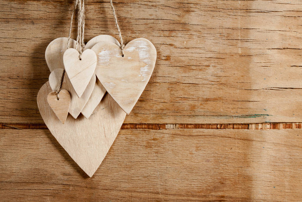 Ξύλινες καρδιές σε ξύλο παρασκήνιο - Φωτογραφία, εικόνα