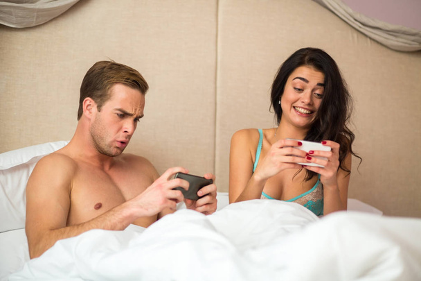 Couple jouant sur les smartphones
. - Photo, image