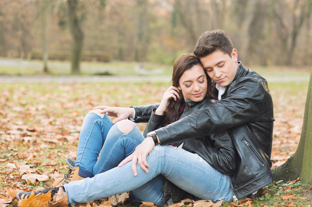 Romantic couple in the park - Fotoğraf, Görsel