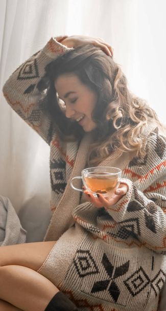 ζεστό φλιτζάνι τσάι η κοπέλα στα χέρια - Φωτογραφία, εικόνα