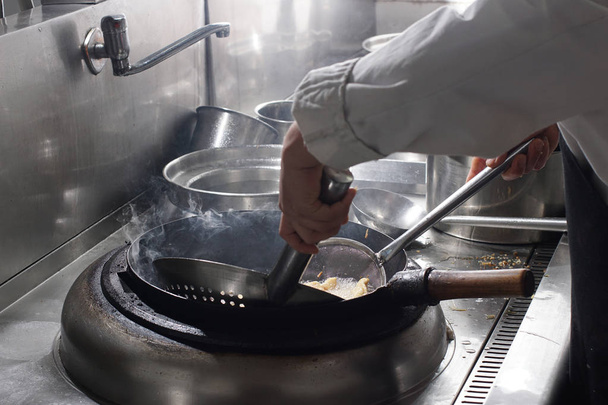 Крупним планом робочих шеф-кухар готує китайська кухня - Фото, зображення