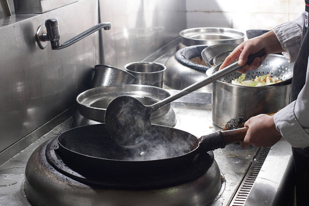 Zbliżenie na pracy szef kuchni przygotowuje chińskie jedzenie - Zdjęcie, obraz