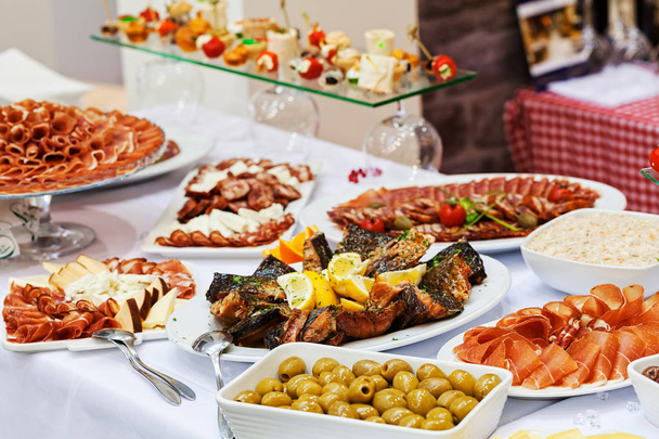 украшенный шведский стол с разнообразием хорошей еды, обратите внимание на мелкую глубину резкости
 - Фото, изображение