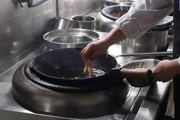 Kínai étel működő séf közelről - Fotó, kép