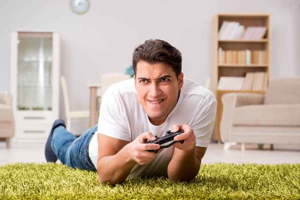 Άνθρωπος εθισμένος στα ηλεκτρονικά παιχνίδια - Φωτογραφία, εικόνα