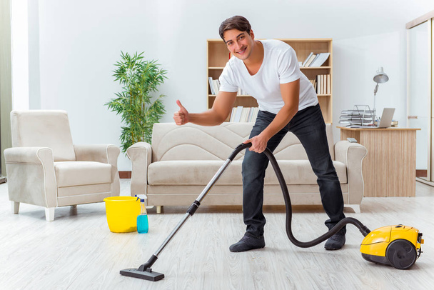 Чоловік прибирає будинок допомагаючи дружині
 - Фото, зображення