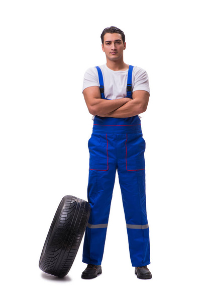 Reparador de neumáticos guapo aislado en blanco - Foto, imagen