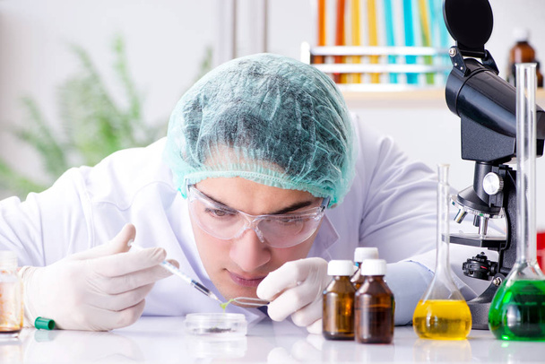 Konzept der pharmazeutischen Industrie mit Wissenschaftler im Labor - Foto, Bild