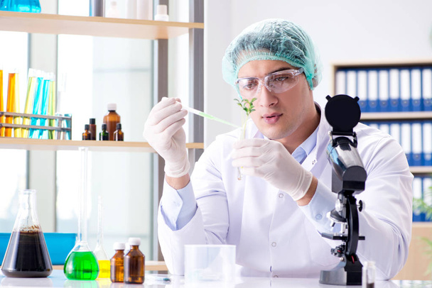 Conceito de biotecnologia com cientista em laboratório - Foto, Imagem