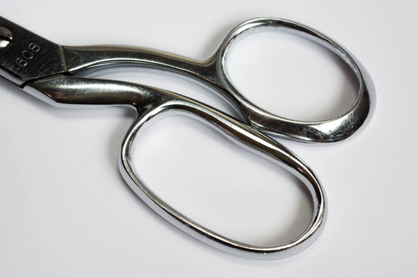 Ножницы для шитья металла Закрыть изолированы на белом
 - Фото, изображение