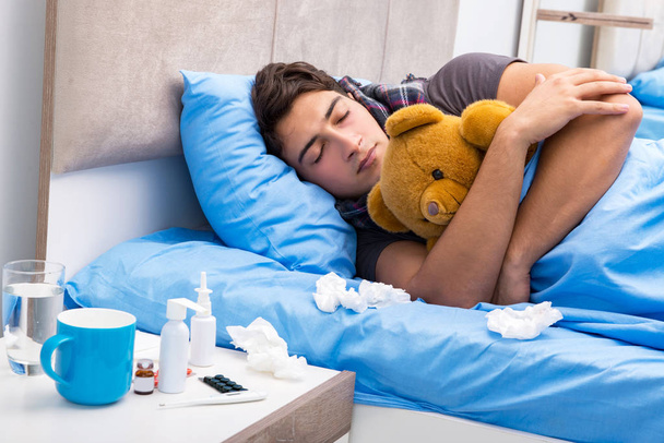 Uomo malato con l'influenza sdraiato nel letto - Foto, immagini