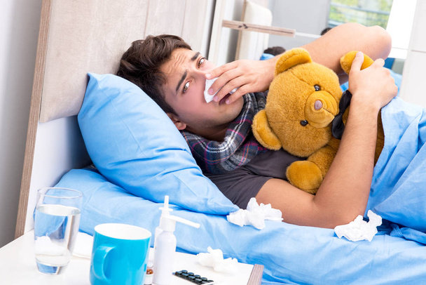 Malade avec la grippe couché dans le lit - Photo, image