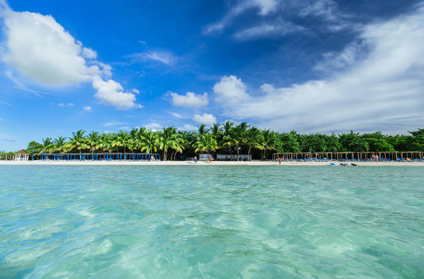incredibile sabbia bianca invitante spiaggia di palme con soffice nuvole, vista dal lato oceano
  - Foto, immagini