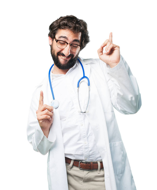 молодий смішний лікар в успіху позує
 - Фото, зображення