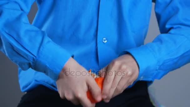 Rapaz limpa tangerina em casa
 - Filmagem, Vídeo