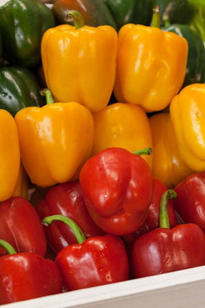 žlutá, červená a zelená paprika - Fotografie, Obrázek