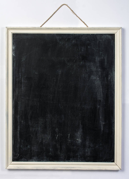 Boş asılı kara tahta üzerinde beyaz izole - Fotoğraf, Görsel