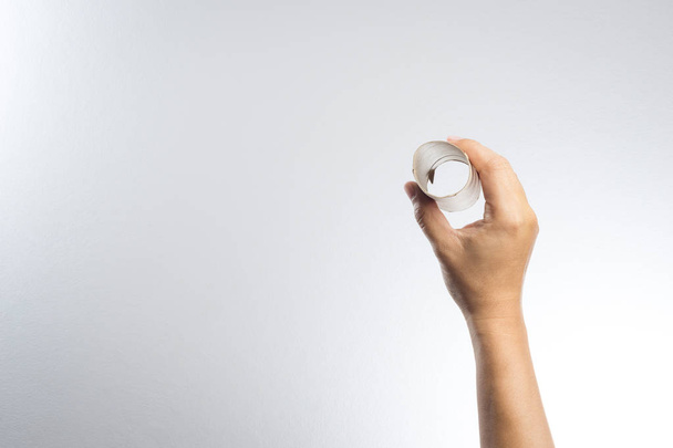 Hand met papieren zakdoekje lege roll - Foto, afbeelding