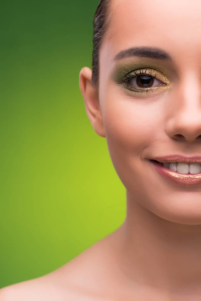 Mujer joven en concepto de belleza sobre fondo verde
 - Foto, Imagen