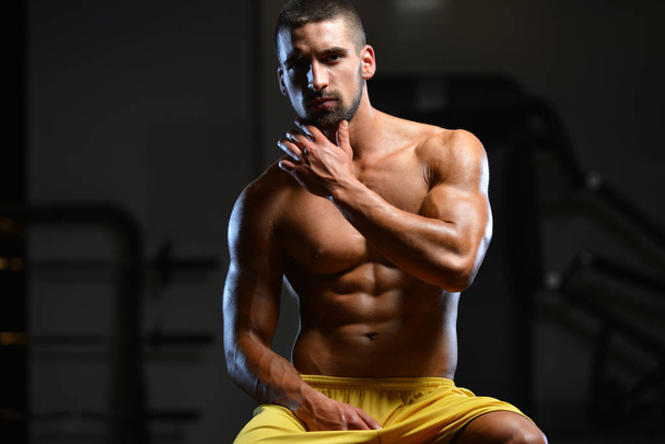 Portrait Of A Physically Fit Muscular Young Man - Φωτογραφία, εικόνα