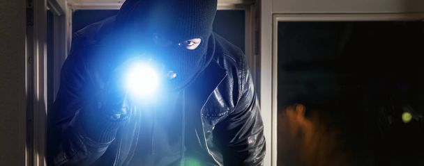 burglar breaks into house at night - Foto, immagini