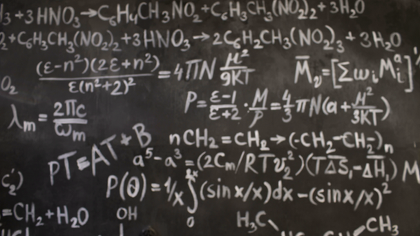 Équations chimiques et mathématiques fond de salle de mur action ciblée et déconcentrée
 - Séquence, vidéo