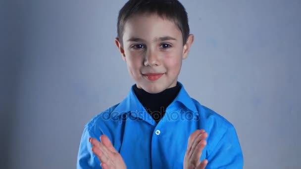 ablehnende Geste eines jungen Mannes mit erhobenem Zeigefinger. schwarzer Hintergrund - Filmmaterial, Video