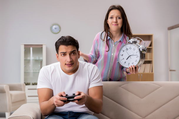 Familia joven que sufre de adicción a los juegos de ordenador - Foto, imagen