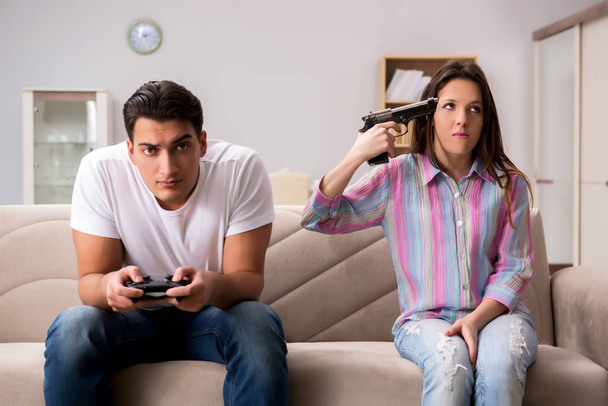 Bilgisayar oyunları bağımlılığından muzdarip genç aile - Fotoğraf, Görsel