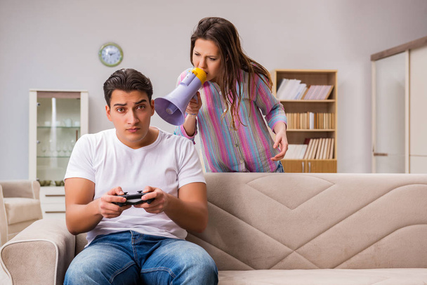 Jeune famille souffrant de dépendance aux jeux informatiques - Photo, image