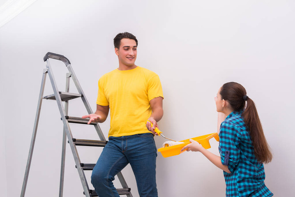 Young couple painting wall at home - Foto, Imagem