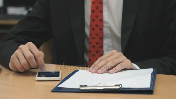 Man sitting writing the text using the smartphone - Video