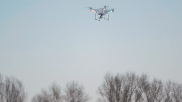 Drone quadcopter unosił się w błękitne niebo - Materiał filmowy, wideo
