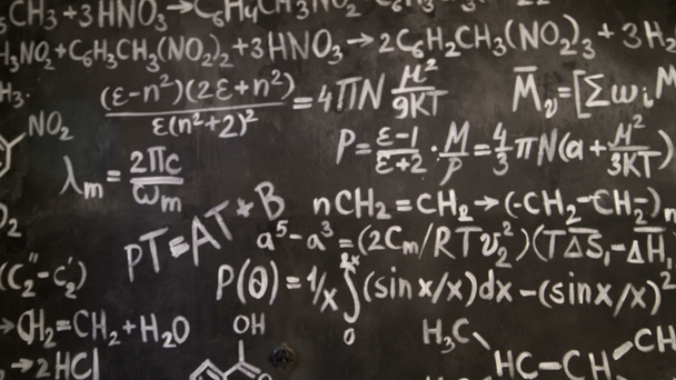 Equações químicas e matemáticas fundo da sala de parede ação focada e desfocada
 - Filmagem, Vídeo